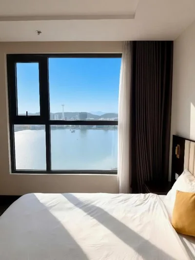 Apartamento de dos dormitorios con balcón y vistas al mar — Căn hộ The Sapphire Hạ Long - View Biển